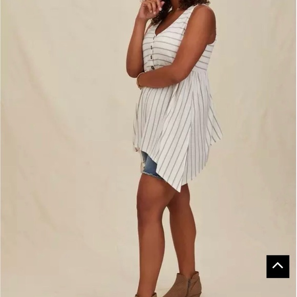 Textured Knit Button-Front Sharkbite Hem Tank - Picture 2 of 5